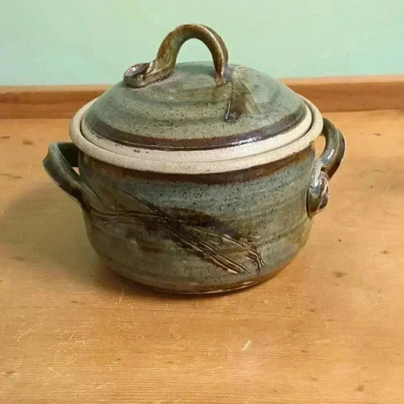 💖HOST  PICK😍Casserole dish with lid by Farmhouse Pottery - Picture 1 of 8
